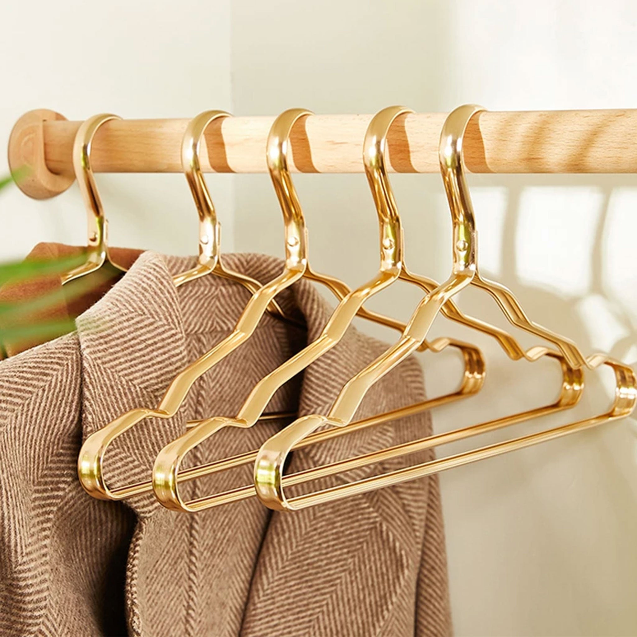 "10-Piece Aluminum Alloy Clothes Hanger Set – Non-Slip Golden Rack"