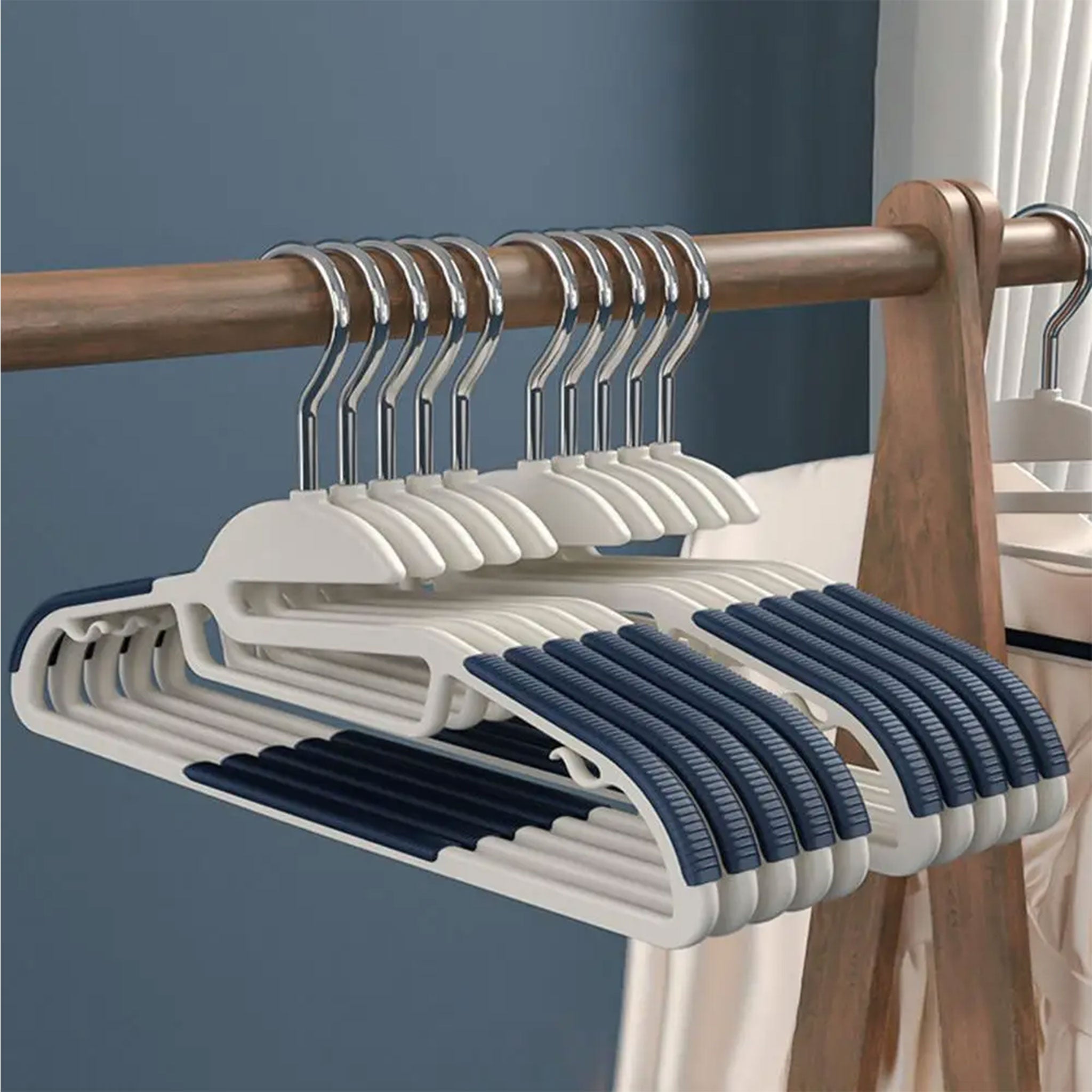 Durable Non-Slip Clothes Hangers with Rotatable Hooks